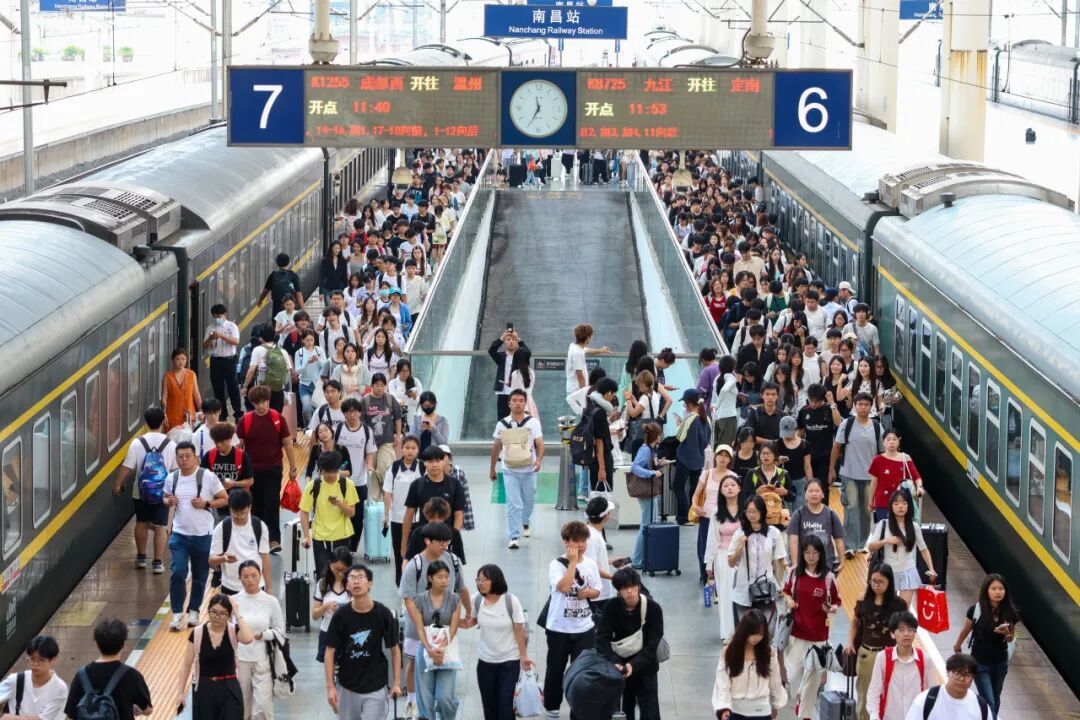 21.44亿人次流动印证盛世烟火，普铁大交通承载文旅经济新活力