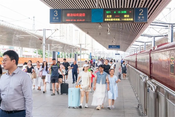 盛夏暑期文旅升温：多地特色旅游专列开行，打造出行即度假新模式
